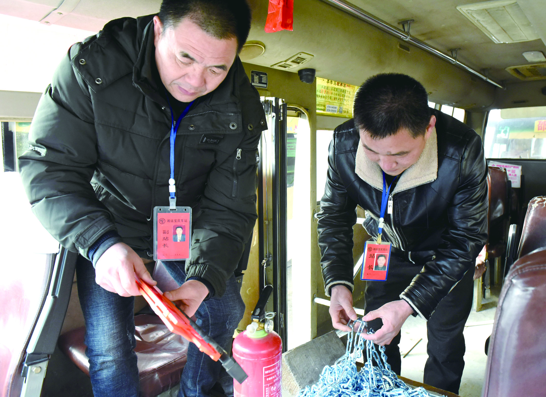 2月8日，市寶慶汽車站工作人員正在營運車上檢查應(yīng)急設(shè)施及器材是否齊全有效