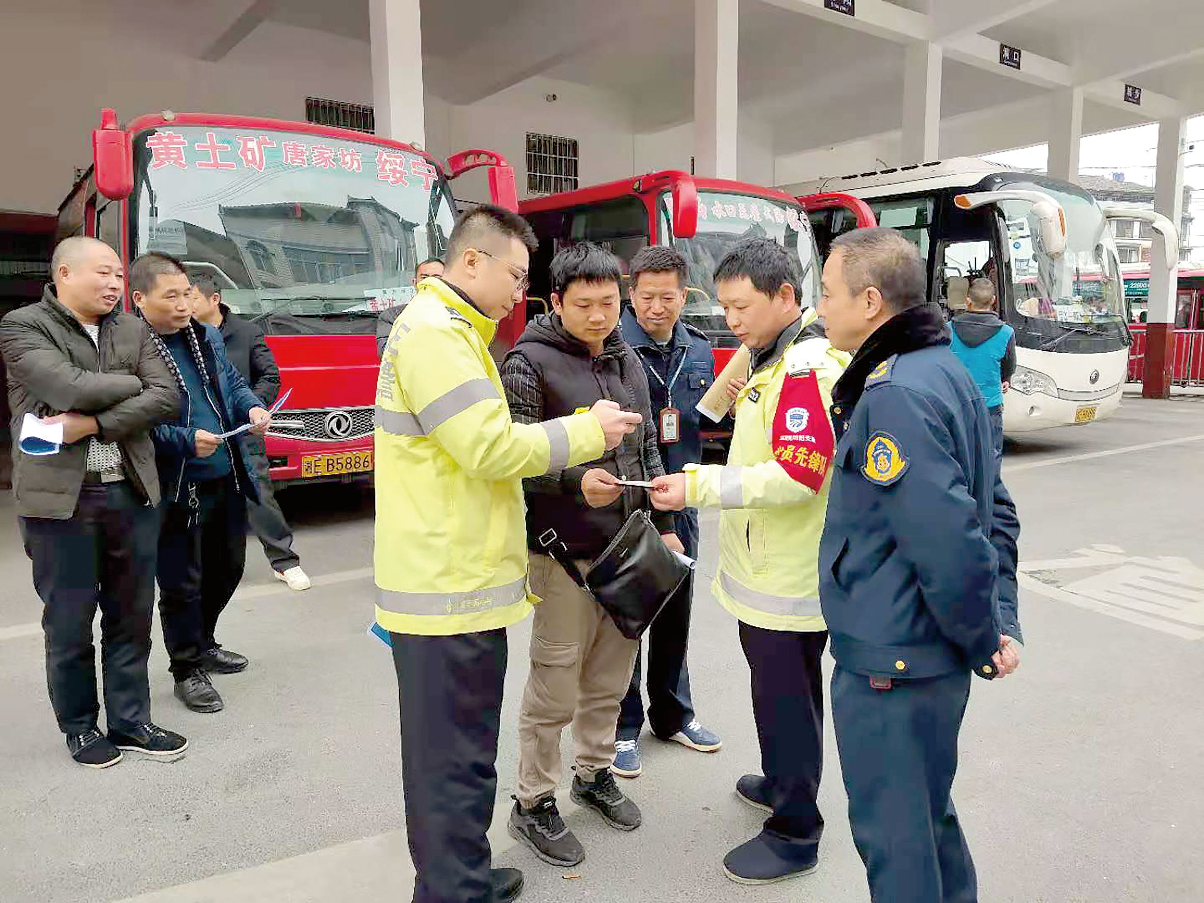 12月2日是全國交通安全日。當天上午10時，綏寧分公司汽車總站舉行“知危險會避險、安全文明出行——關注農(nóng)村交通安全、暢行美麗鄉(xiāng)村”122交通安全日主題宣傳活動。 ? 此活動用生動的事例教育廣大從業(yè)人員樹立美麗鄉(xiāng)村安全暢行責任意識、服務意識，進一步增強廣大從業(yè)人員安全事故的防范意識、辨別意識，緊急避險應急處理方法。 省高速交警綏寧大隊、綏寧縣運管所等負責人到活動現(xiàn)場進行指導。  劉永松